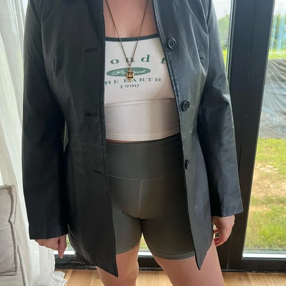 Black leather jacket. - Picture 3 of 5